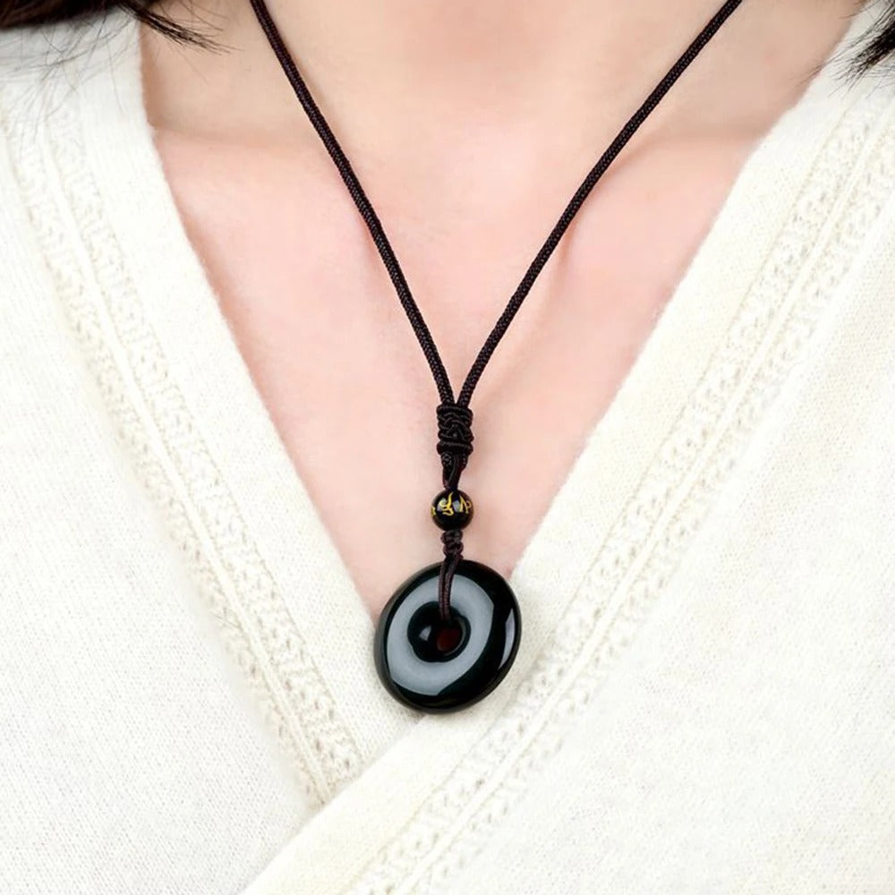 COLLIER DONUT OBSIDIENNE NOIR PORTé