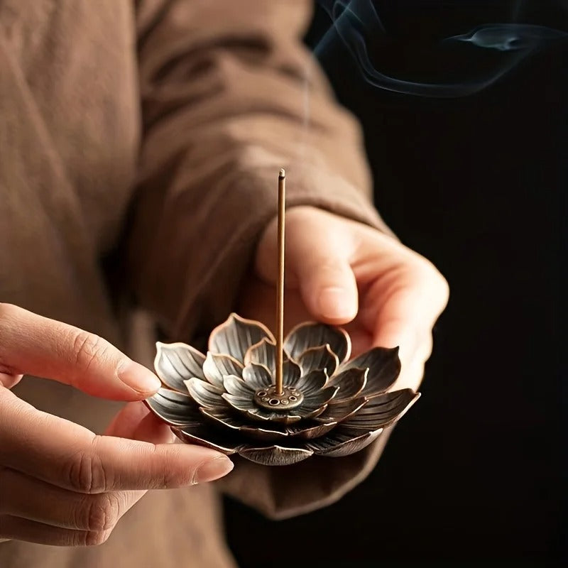 Porte encens lotus mains
