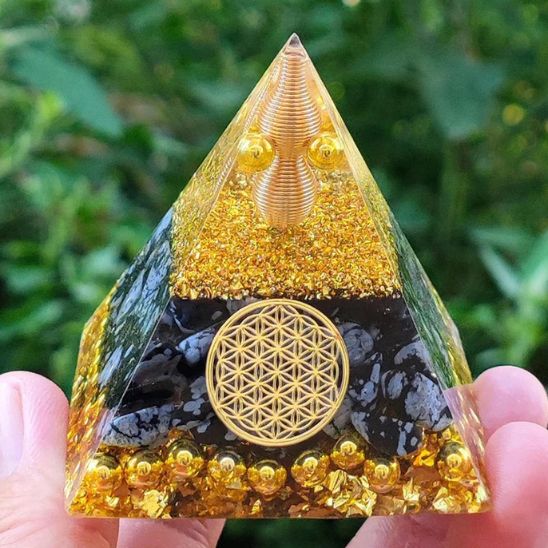 Pyramide cristal fleur de vie